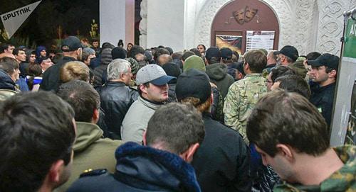 Актеры и сотрудники полиции перед зданием театра в Сухуме. Фото: Sputnik/Томас Тхайцук https://sputnik-abkhazia.ru/Abkhazia/20181115/1025640510/Truppa-Molodezhnogo-teatra-pytalas-siloy-voyti-v-Abkhazskiy-dramteatr.html