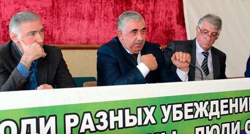 Кадыров Мудунгаджи Магомедович (в центре). Фото http://www.gunib.ru/%D0%9D%D0%BE%D0%B2%D0%BE%D1%81%D1%82%D0%B8/%D0%9F%D0%BE%D0%BB%D0%B8%D1%82%D0%B8%D0%BA%D0%B0/2522
