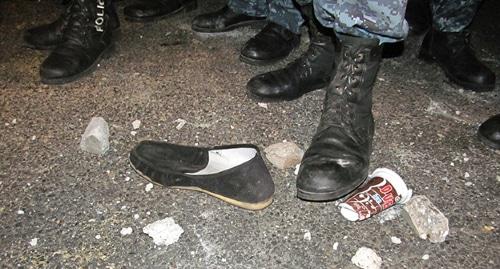 Потерянная манифестантом обувь после столкновения с полицией в районе Сари Таг. 30 июля 2016 год. Фото Тиграна Петросяна для "Кавказского узла".