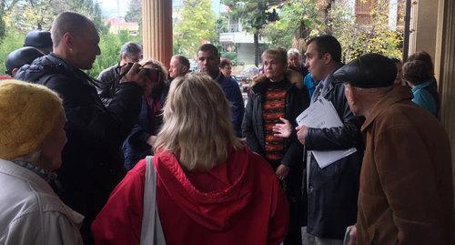 Слушатели процесса у суда и в суде Центрального района Сочи. Фото Светланы Кравченко для "Кавказского узла"