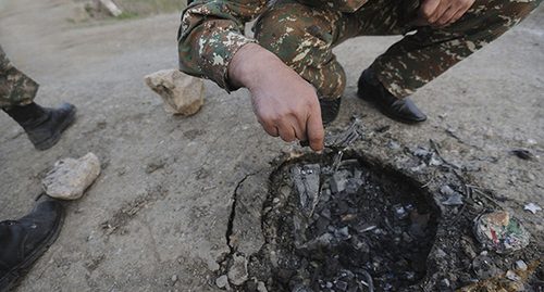 На линии соприкосновения в Нагорном Карабахе. Фото © Sputnik / Asatur Yesayants
https://ru.armeniasputnik.am/columnists/20180402/11219983/krichashchaya-tishina-aprelskoj-vojny-v-karabahe-chto-bylo-za-liniej-fronta.html