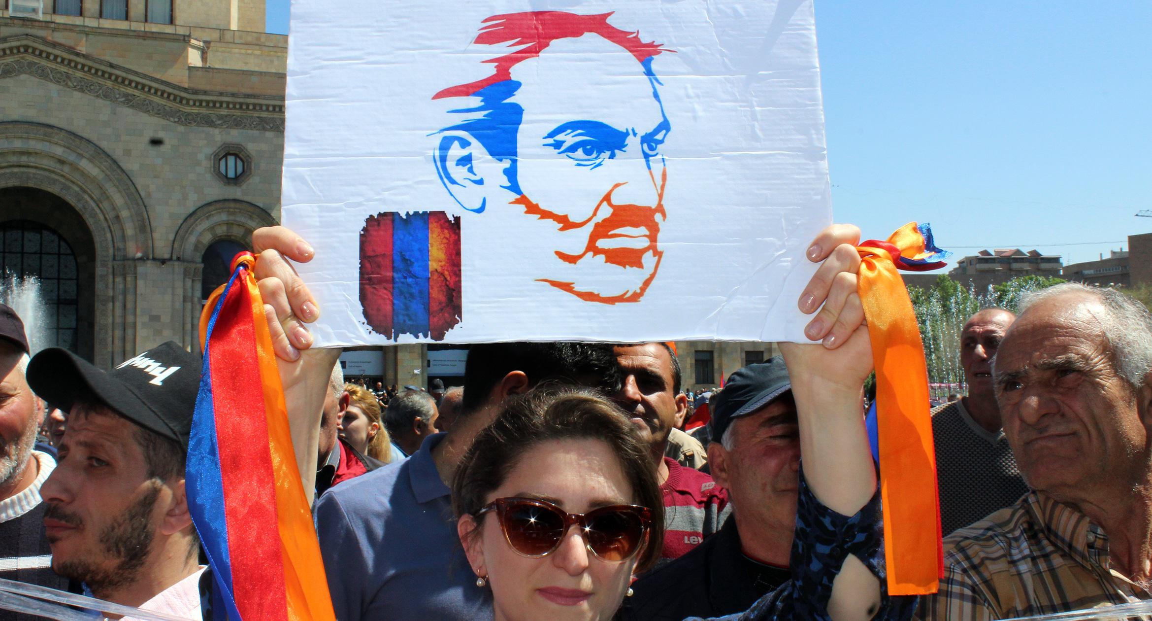 Участница протестов в Армении с плакатом с изображением Пашиняна. Фото Тиграна Петросяна для "Кавказского узла".
