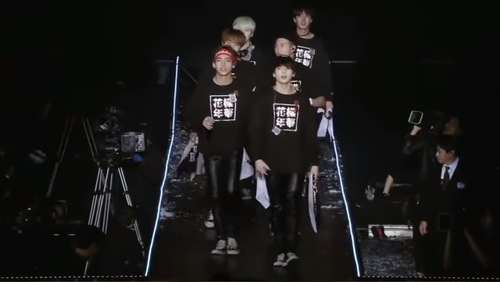 Фрагмент концерта поп-группы BTS на Олимпийском стадионе в Сеуле в 2018 году. Фото кадр видео babalu funny video: https://www.youtube.com/watch?v=6vmgVvjJRj0