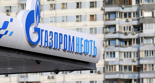Логотип "Газпрома" на фоне жилого дома. Фото: REUTERS/Maxim Shemetov