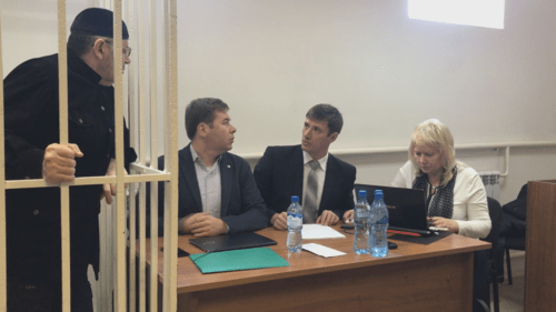 Оюб Титиев и его адвокаты. Фото Патимат Махмудовой для "Кавказского узла"