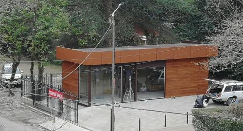 Магазин, перекрывший проезд на дороге в Сочи. Фото Светланы Кравченко для "Кавказского узла".