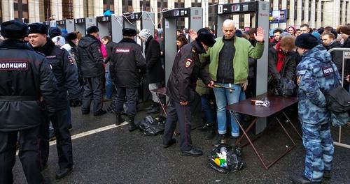 Полицейские тщательно досматривали всех участников митинга. Москва, 10 марта 2019 года. Фото Гора Алексаняна для "Кавказского узла".