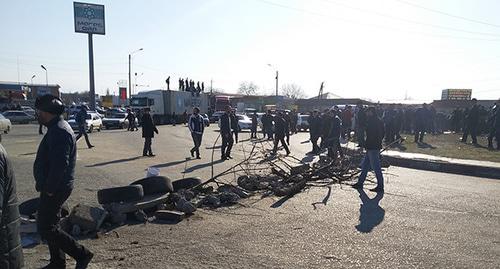 Экажевский круг, где было перекрыто движение по федеральной трассе при въезде в Назрань. 27 марта 2019 г. Фото Умара Йовлоя для "Кавказского узла"