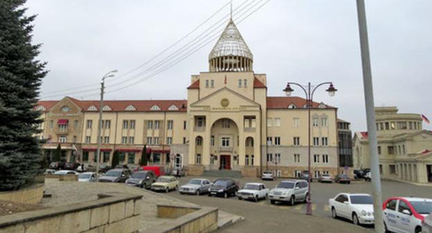 Здание Национального собрания Нагорного Карабаха в Степанакерте. Фото Алвард Григорян для "Кавказского узла"
