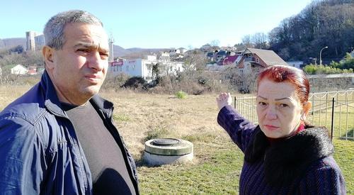 Ваграм и Анаида Мелконян показывают на дом, из которого их выселили на Пластунке. Сочи, апрель 2019 года. Фото Светланы Кравченко для "Кавказского узла"