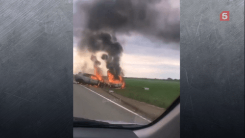 Скриншот видео ДТП в Краснодарском крае 3 мая 2019 года, https://www.5-tv.ru/news/249520/vstrasnoj-avarii-nakubani-pogibli-dva-komika-izstand-up/ Скриншот видео ДТП в Краснодарском крае 3 мая 2019 года, https://www.5-tv.ru/news/249520/vstrasnoj-avarii-nakubani-pogibli-dva-komika-izstand-up/