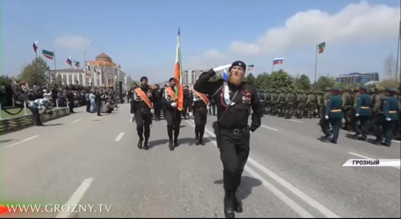 Участники военного парада в Грозном 9 мая 2019 года. Кадр сюжета телеканала «Грозный» https://www.youtube.com/watch?v=-ZBCywGHQ0w.