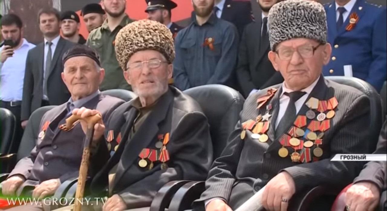 Зрители военного парада в Грозном 9 мая 2019 года. Кадр сюжета телеканала «Грозный» https://www.youtube.com/watch?v=-ZBCywGHQ0w.