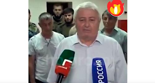 Житель Чечни Алхазур Барзаев публично отрекся от сына. Скриншот видео https://www.youtube.com/watch?v=zySZPAe0_cM