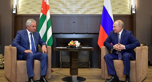 Встреча Рауля Хаджимбы (слева) и Владимира Путина. Сочи, 6 августа 2019 года. Фото: Sputnik/Alexey Druzhinin/Kremlin