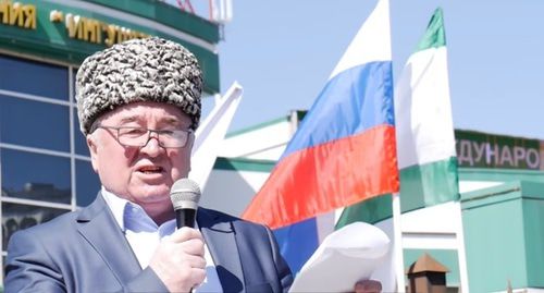 Малсаг Ужахов выступает на митинге в Магасе. Скриншот видео "Фортанга Org" https://www.youtube.com/watch?v=qfFMlE02KJw