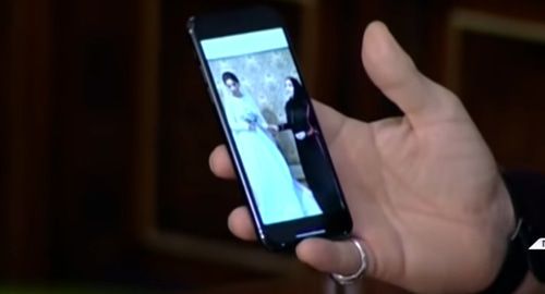 Рамзан Кадыров демонстрирует на экране своего смартфона видеозаписи со свадеб. Фото: кадр видео ЧГТРК "Грозный" https://www.youtube.com/watch?v=ACO9ZeWDBMM