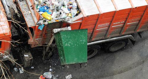 Вывоз мусора. Фото Олега Пчелова для "Кавказского узла"
