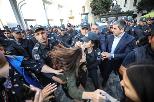 Полицейские, в том числе женщины, с применением силы разгоняют участниц акции протеста. Баку, 20 октября 2019 года. Фото Азиза Каримова для "Кавказского узла".