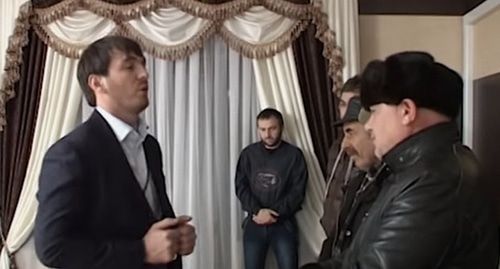 Ислам Кадыров (слева) общается с местными жителями. Скриншот видео ЧГТРК "Грозный" https://www.youtube.com/watch?v=BpjWCGHbJ6E&feature=youtu.be
