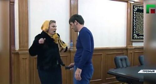 Ислам Кадыров применяет электрошокер к женщине, Фото: кадр видео  ЧГТРК "Грозный" https://www.youtube.com/watch?time_continue=1&v=BpjWCGHbJ6E