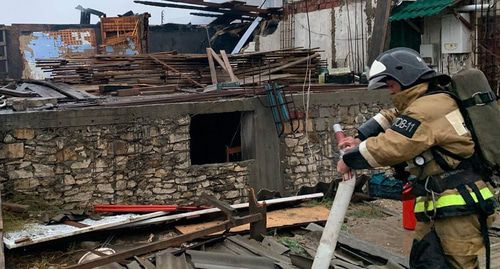 Сотрудники ГУ МЧС РФ во время ликвидации последствий пожара в городе Избербаше. Фото: страница в Instagram главы городского округа "город Избербаш". https://www.instagram.com/glava_izberbasha/ Сотрудники ГУ МЧС РФ во время ликвидации последствий пожара в городе Избербаше. Фото: страница в Instagram главы городского округа "город Избербаш". https://www.instagram.com/glava_izberbasha/