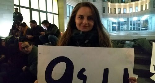 Представитель Молодежного крыла АРФД Кристине Варданян с плакатом "Иди домой!" Фото Тиграна Петросяна для "Кавказского узла"