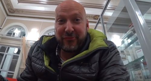 Блогер Бенджамин по пути в Грозный. Кадр видео 
bald and bankrupt https://www.youtube.com/watch?v=NZWOcYNr5oE&
