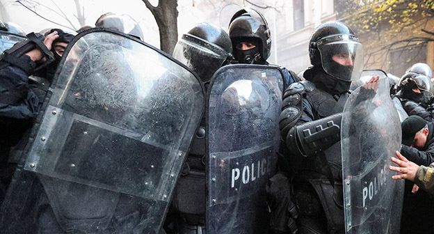 Сотрудники полиции. Фото: REUTERS/Irakli Gedenidze