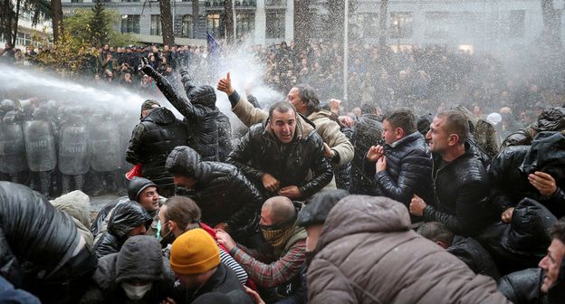 Спецназ использует водометы для разгона демонстрантов во время акции протеста против правительства и для требования досрочных парламентских выборов в Тбилиси, Грузия, 18 ноября 2019 года. REUTERS/Irakli Gedenidze TPX IMAGES of the DAY