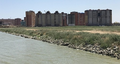 Строительство на берегу озера в Махачкале. Фото Патимат Махмудовой для "Кавказского узла"