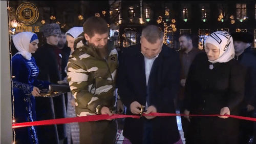 Скриншот видео открытия ресторана "Париж" в Грозном с участием Рамзана Кадырова, https://vk.com/wall279938622_460321