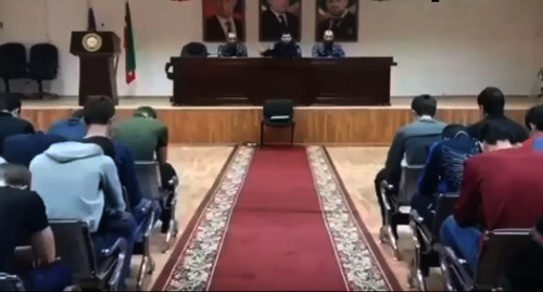 Скриншот видео "Чеченцев задержали за клич "Бачи-Юрт - сила"!", https://youtu.be/B952752Vyhg