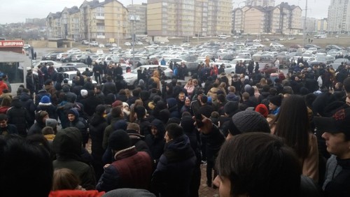 Толпа, собравшаяся на акцию блогера Alfredo Auditore в Волгограде 6 января 2020 года.
Фото: Алексей Серебряков, V1