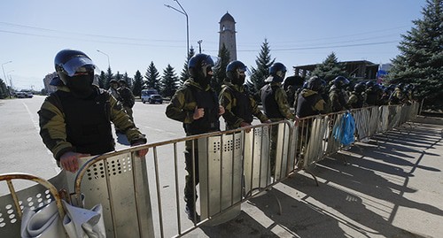 Сотрудники полиции во время акции протеста в Магасе. Фото: REUTERS/Maxim Shemetov