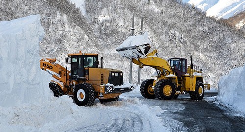 Дорожники расчищают Транскам от снега. © Фото пресс-службы ФКУ Упрдор "Кавказ" Дорожники расчищают Транскам от снега. © Фото пресс-службы ФКУ Упрдор "Кавказ"