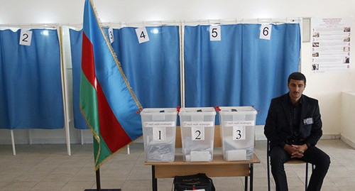 На избирательном участке в Азербайджане. Фото: REUTERS/David Mdzinarishvili