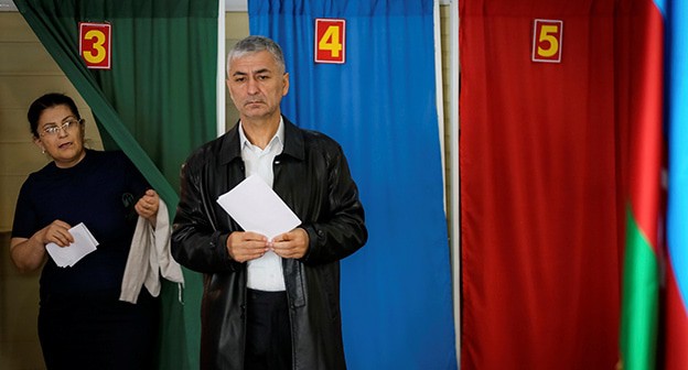 На избирательном участке в Баку. Фото: REUTERS/Aziz Karimov