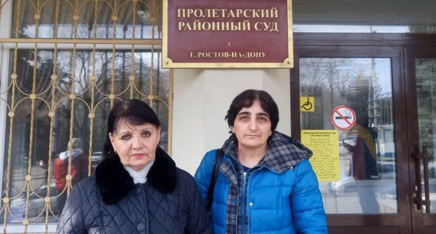 Потерпевшие Елена Санина Наира Закинян рядом со зданием суда. Фото Валерия Люгаева для "Кавказского узла".