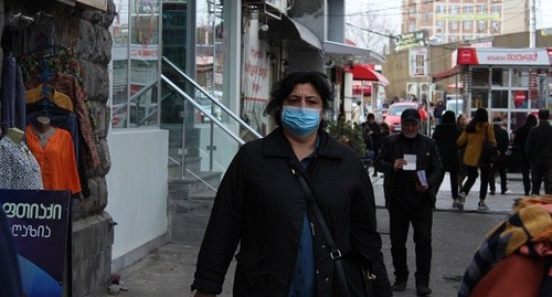 Женщина в медицинской маске на улице в Тбилиси. 7 марта 2020 года. Фото Инны Кукуджановой для "Кавказского узла"