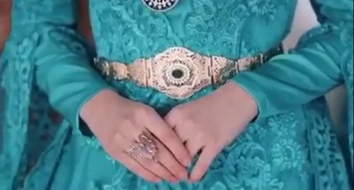Кадр видеоролика, снятый от имени дочери советника главы Чечни Адама Делимханова, где она названа "султаншей солнца и луны". Стоп-кадр из видео в Facebook https://www.facebook.com/huseyn.barhoy.3/videos/211220066913216/.