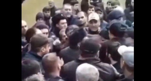 Участники схода в Дербенте. Кадр видео YouTube-канала "Новости регионов" https://www.youtube.com/watch?v=VvsjIE-oEug&feature=emb_logo Участники схода в Дербенте. Кадр видео YouTube-канала "Новости регионов" https://www.youtube.com/watch?v=VvsjIE-oEug&feature=emb_logo