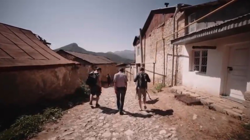 Туристы на сельских улицах. Кадр видео "Путешествие в Нагорный Карабах" Youtube-канала Intourist Armenia https://www.youtube.com/watch?v=jA2etV4w5O4