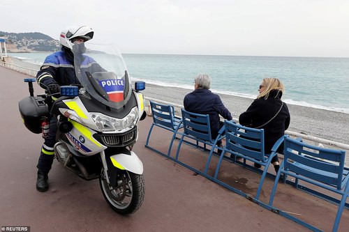 Французский полицейский патрулирует Английскую набережную в Ницце. Фото: Reuters/Eric Gaillard
