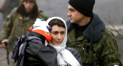Жительница Чечни на границе с Ингушетией в декабре 1999 года. Фото Reuters/Viktor Korotaev