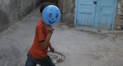 Мальчик с воздушным шаром в селе Гимры, Дагестан. Фото: REUTERS/ Handout