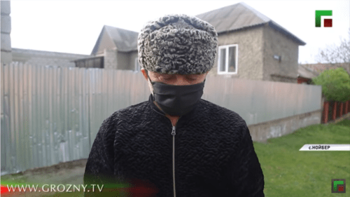 Житель Чечни извиняется за сбор денег на дечение ребенка его родственниками. Стоп-кадр выпуска новостей ЧГТРК "Грозный" 17 апреля. https://newsvideo.su/video/12594852