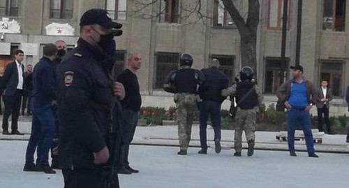 Задержание участников акции протеста во Владикавказе. 20 апреля 2020 г. Фото Эммы Марзоевой для "Кавказского узла"