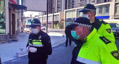 Полицейский патруль. Тбилиси, апрель 2020 года. Фото Беслана Кмузова для "Кавказского узла" Полицейский патруль. Тбилиси, апрель 2020 года. Фото Беслана Кмузова для "Кавказского узла"