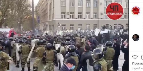 Акция протеста на площади Свободы во Владикавказе, 20 апреля 2020 года. Стоп-кадр видео. https://www.instagram.com/p/B_NPlBApsfJ/